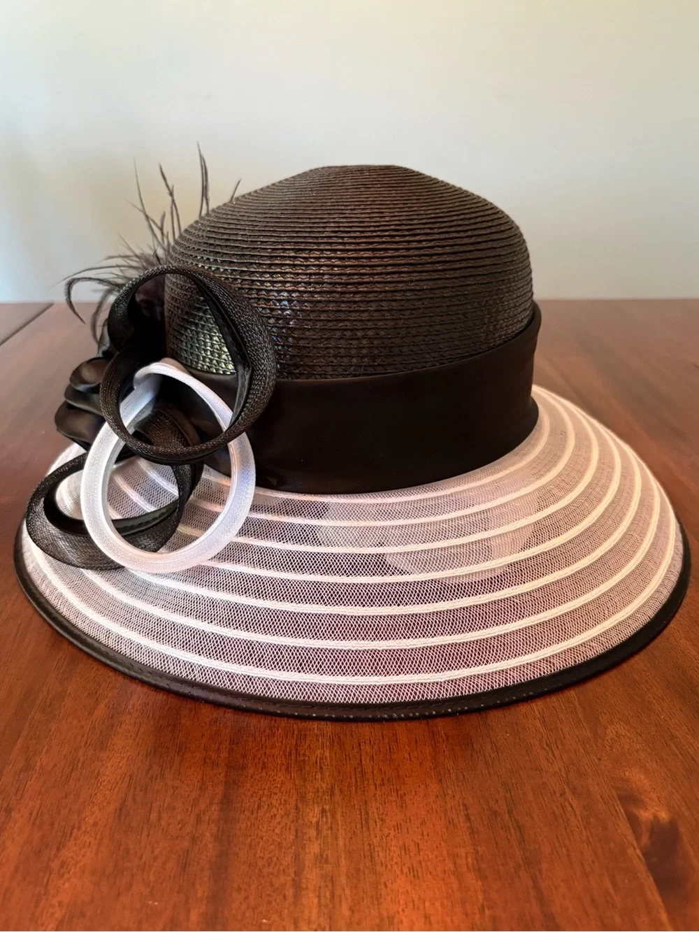 Complit Made in Italy Black Straw Wide Brim Derby Hat White Mesh Ribbon Feather